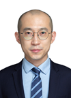 说明:穿西装戴眼镜的男人在微笑

描述已自动生成